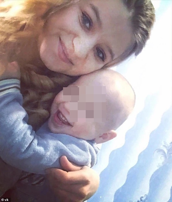 Bố mẹ mải ngồi ăn nhậu, con trai 21 tháng tuổi rơi từ tầng 14 xuống đất tử vong-2