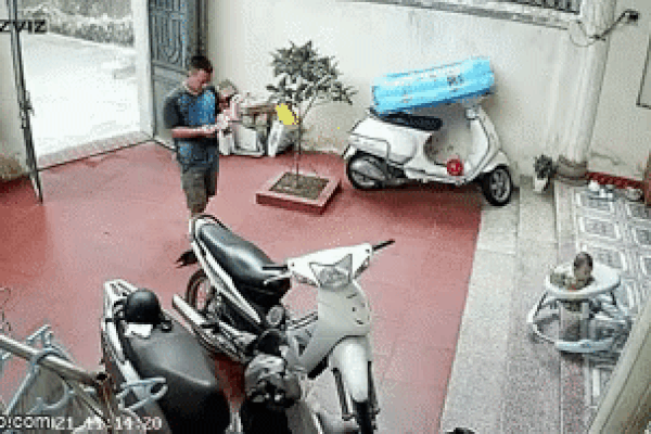 Thót tim khoảnh khắc em bé ngồi xe tập đi ngã từ trên hè xuống sân và pha cứu nguy kịp thời của ông bố trẻ-1