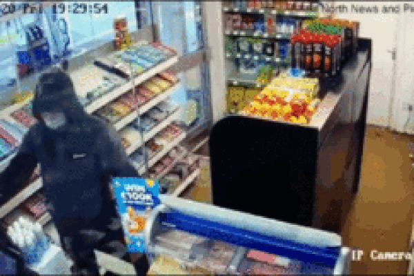 Clip: Sắp bị cướp túi xách, cô gái có màn phản ứng cực gắt và cái kết-1