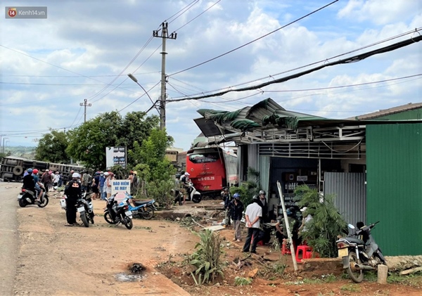 Nhân chứng bàng hoàng kể lại giây phút ô tô tải gây tai nạn liên hoàn khiến ít nhất 7 người thương vong-1