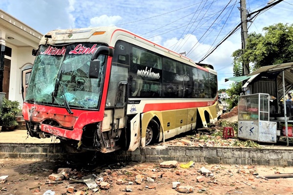 Ô tô xé gió lao lên vỉa hè tông 2 người đi bộ bay xa cả chục mét, hành động sau đó của tài xế khiến dân mạng phẫn nộ cực độ-1