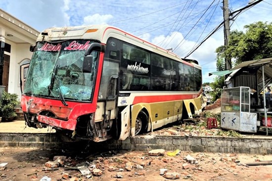 Nhân chứng bàng hoàng kể lại giây phút ô tô tải gây tai nạn liên hoàn khiến ít nhất 7 người thương vong