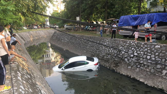 Nữ tài xế lao ô tô xuống mương nước đen ngòm, nhìn cảnh người dân vác thang xuống ứng cứu khiến người chứng kiến vừa thương vừa sợ-2