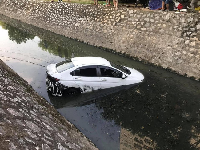 Nữ tài xế lao ô tô xuống mương nước đen ngòm, nhìn cảnh người dân vác thang xuống ứng cứu khiến người chứng kiến vừa thương vừa sợ-3