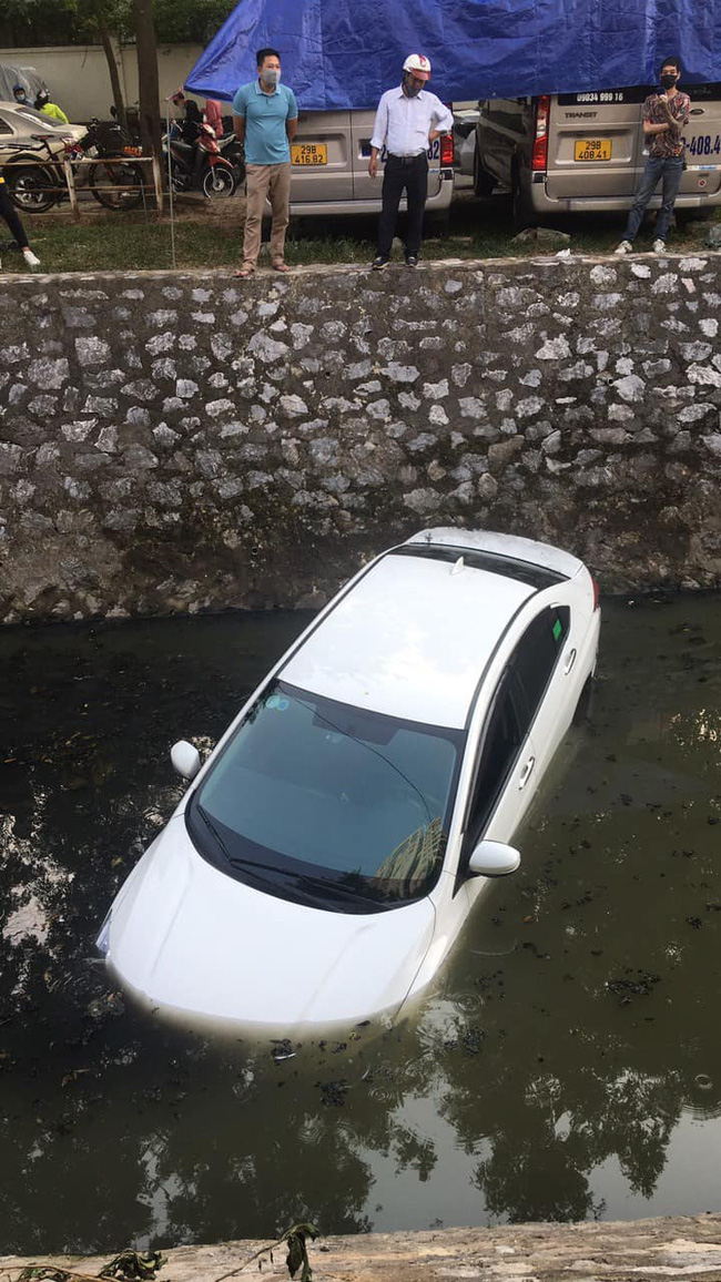 Nữ tài xế lao ô tô xuống mương nước đen ngòm, nhìn cảnh người dân vác thang xuống ứng cứu khiến người chứng kiến vừa thương vừa sợ-5