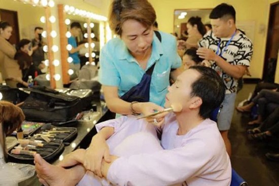 Đàn em thân thiết với Hoài Linh: Anh xạ trị, dọn cơm ra ăn, anh chỉ ngồi một góc xa xa...