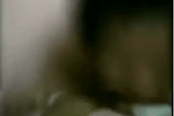 Bé 1 tuổi không mặc quần áo bị mẹ tát đánh, dùng chân hành hạ gây phẫn nộ, lời giải thích đưa ra mới căm phẫn tột cùng