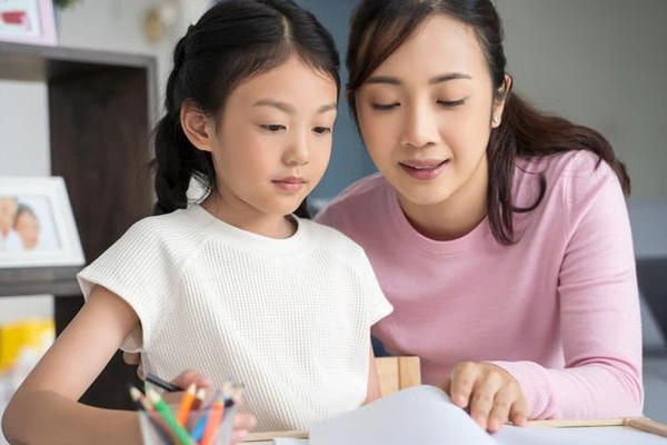Kết nối tình cảm của bé Bin và con gái riêng của chồng chỉ từ chi tiết nhỏ, Vân Hugo quả là bà mẹ khéo dạy con-6