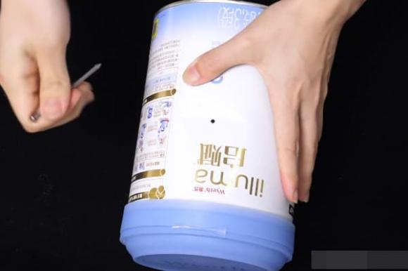 Đừng vứt bỏ những vỏ hộp sữa bột, hãy đục một vài lỗ trên nắp và đặt chúng cạnh giường bạn sẽ thấy tác dụng thần kì-2