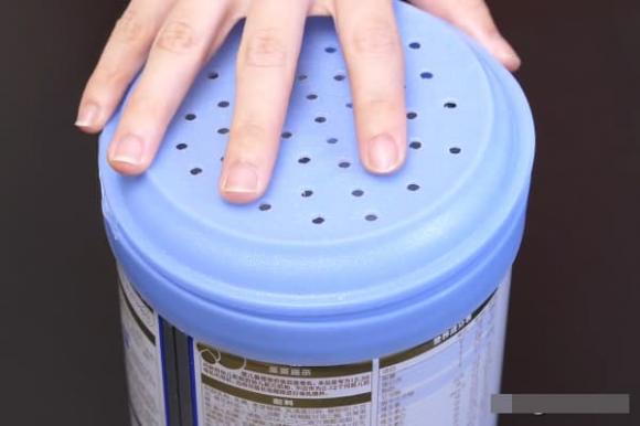 Đừng vứt bỏ những vỏ hộp sữa bột, hãy đục một vài lỗ trên nắp và đặt chúng cạnh giường bạn sẽ thấy tác dụng thần kì-3