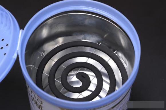 Đừng vứt bỏ những vỏ hộp sữa bột, hãy đục một vài lỗ trên nắp và đặt chúng cạnh giường bạn sẽ thấy tác dụng thần kì-5