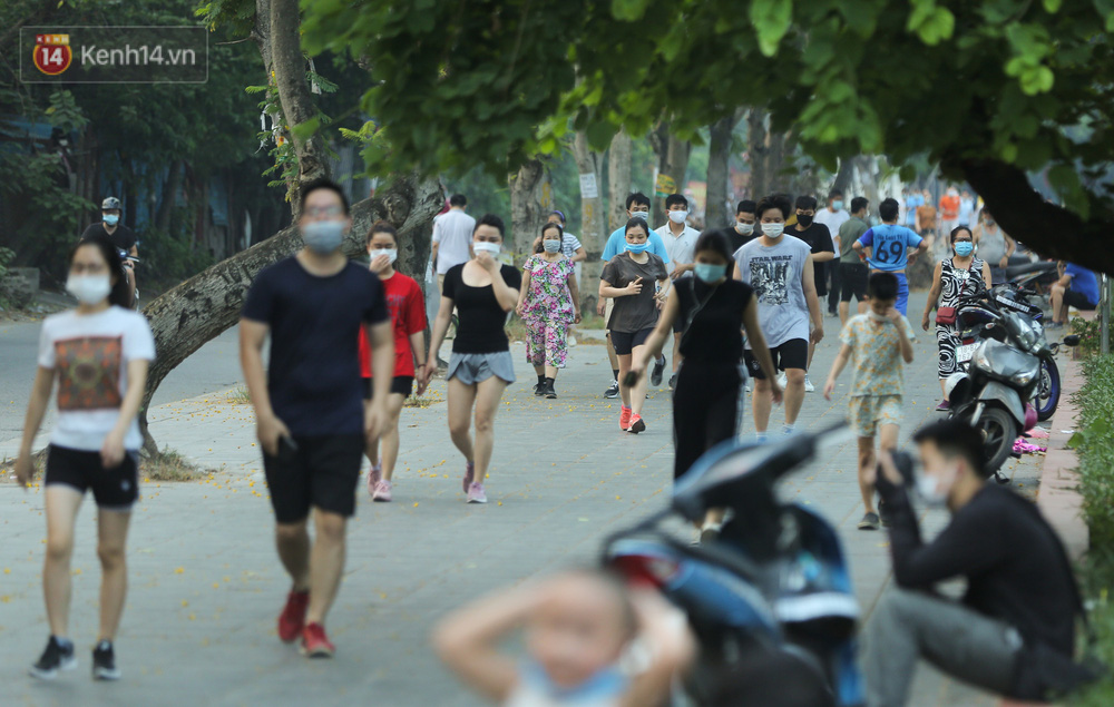 Hà Nội: Người lớn, trẻ nhỏ ngó lơ biển cấm, vô tư chui qua hàng rào công viên tập thể dục, chơi thể thao-1