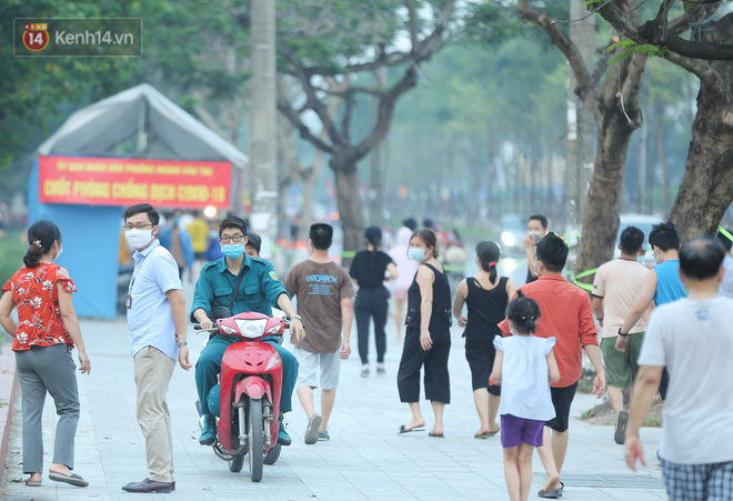 Hà Nội: Người lớn, trẻ nhỏ ngó lơ biển cấm, vô tư chui qua hàng rào công viên tập thể dục, chơi thể thao-10