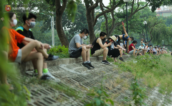 Hà Nội: Người lớn, trẻ nhỏ ngó lơ biển cấm, vô tư chui qua hàng rào công viên tập thể dục, chơi thể thao-13