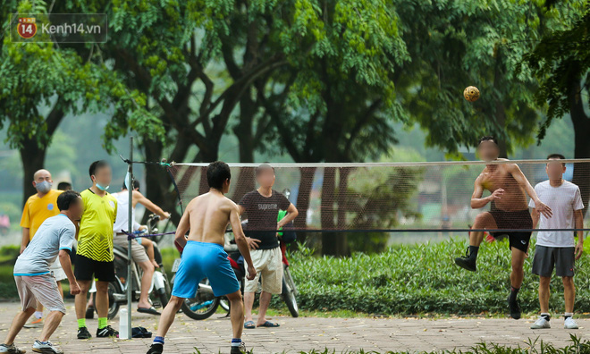 Hà Nội: Người lớn, trẻ nhỏ ngó lơ biển cấm, vô tư chui qua hàng rào công viên tập thể dục, chơi thể thao-14