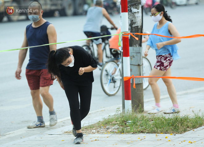 Hà Nội: Người lớn, trẻ nhỏ ngó lơ biển cấm, vô tư chui qua hàng rào công viên tập thể dục, chơi thể thao-6