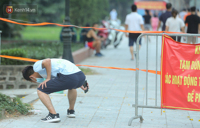Hà Nội: Người lớn, trẻ nhỏ ngó lơ biển cấm, vô tư chui qua hàng rào công viên tập thể dục, chơi thể thao-7