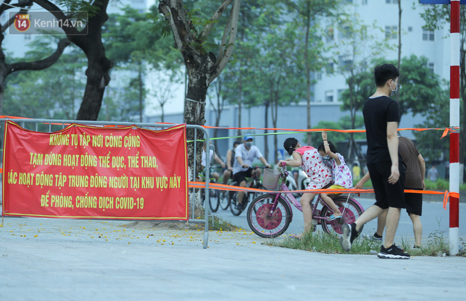 Hà Nội: Người lớn, trẻ nhỏ ngó lơ biển cấm, vô tư chui qua hàng rào công viên tập thể dục, chơi thể thao-8