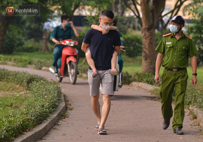 Hà Nội: Người lớn, trẻ nhỏ ngó lơ biển cấm, vô tư chui qua hàng rào công viên tập thể dục, chơi thể thao-9