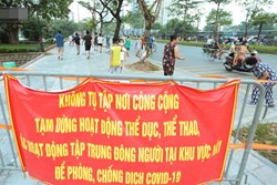 Hà Nội: Người lớn, trẻ nhỏ ngó lơ biển cấm, vô tư chui qua hàng rào công viên tập thể dục, chơi thể thao