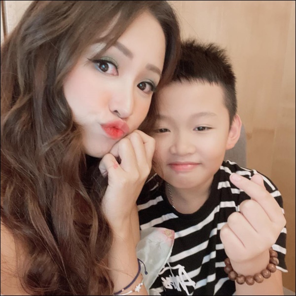 Kết nối tình cảm của bé Bin và con gái riêng của chồng chỉ từ chi tiết nhỏ, Vân Hugo quả là bà mẹ khéo dạy con-1