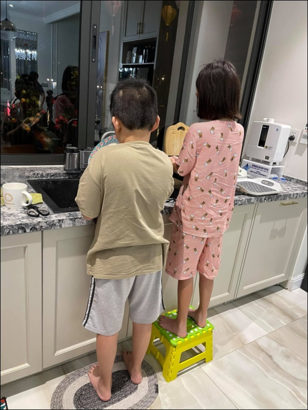 Kết nối tình cảm của bé Bin và con gái riêng của chồng chỉ từ chi tiết nhỏ, Vân Hugo quả là bà mẹ khéo dạy con-2