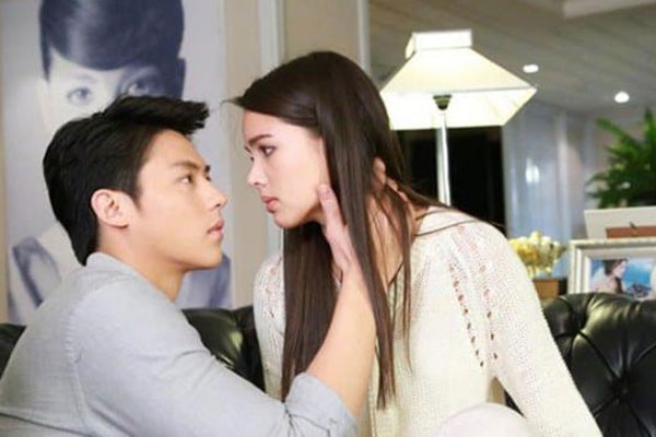 Thấy sợi dây chuyền vàng trên bàn, tôi hạnh phúc lấy đeo vào cổ thì chồng đứng sau giật mạnh-2