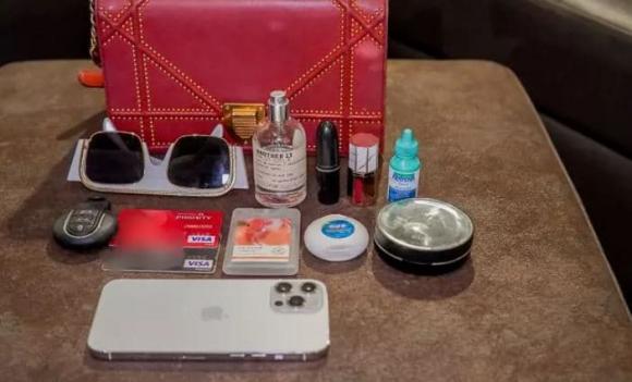 Hot girl Trâm Anh xài túi xách trăm triệu nhưng thứ để bên trong khiến dân tình bất ngờ hơn-3