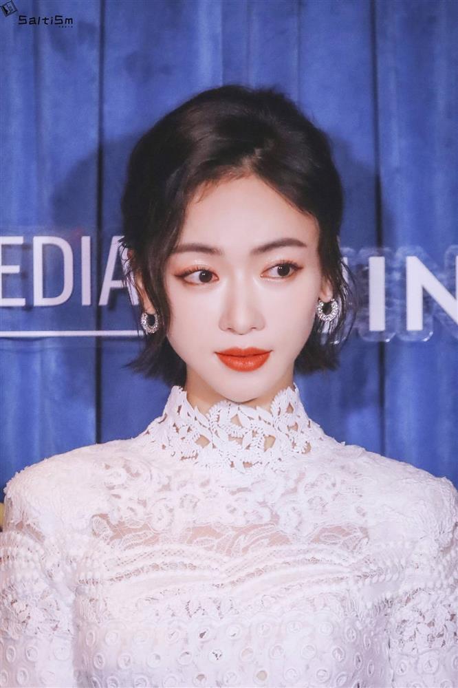 2 năm trước Ngô Cẩn Ngôn còn gầy đét quê mùa, giờ đây lột xác sang chảnh lấn át cả Phạm Băng Băng-13