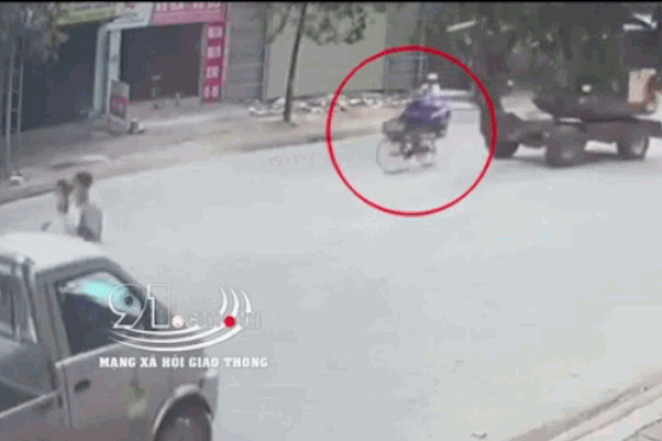 Tránh xe tải tụt dốc, người đàn ông bị ôtô chèn trúng-1