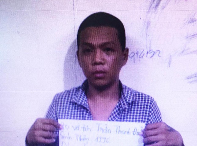 Bị yêu cầu đo thân nhiệt, 2 thanh niên vác dao chém cán bộ phòng dịch-2