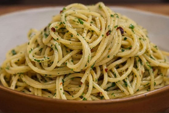 Cách đơn giản làm mì spaghetti sốt dầu tỏi thơm ngon, hấp dẫn