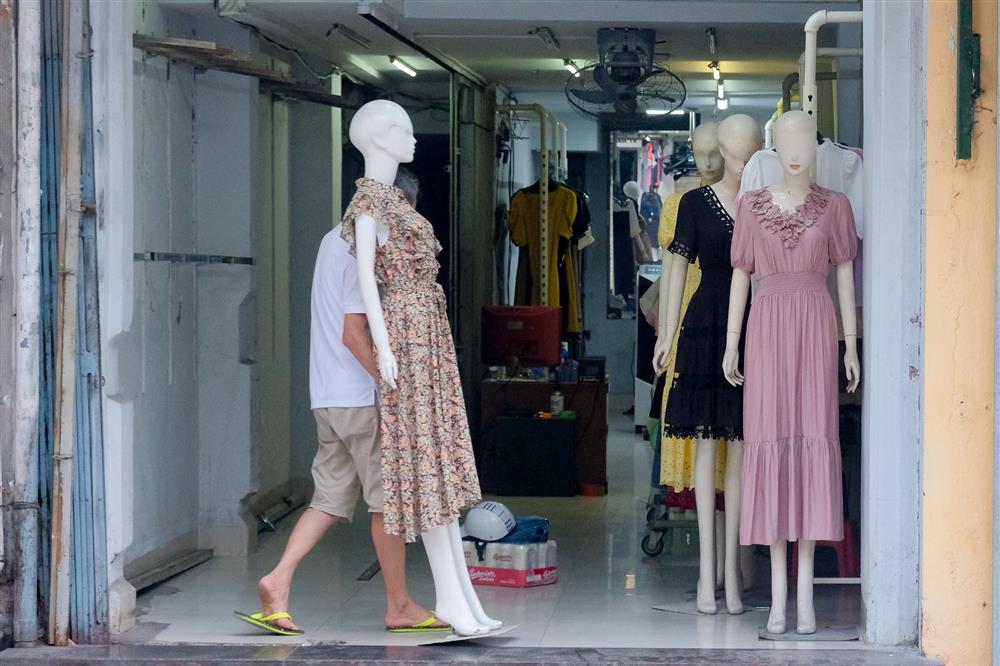 Những con phố thời trang ở Hà Nội: Ngày ế ẩm, tối tắt đèn đi ngủ sớm-3