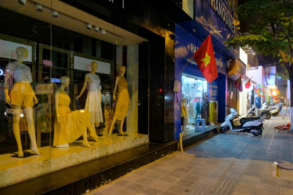 Những con phố thời trang ở Hà Nội: Ngày ế ẩm, tối tắt đèn đi ngủ sớm-15