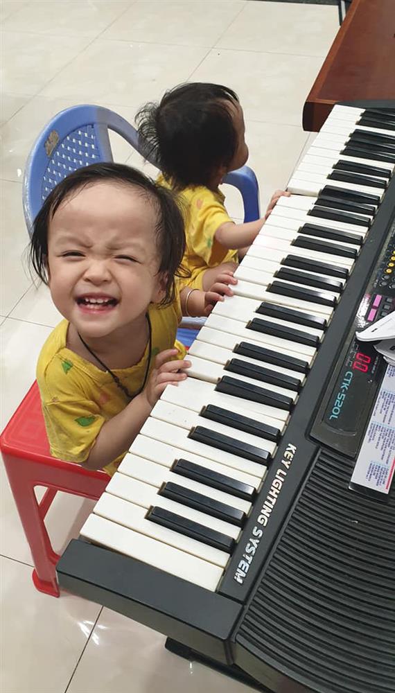 Bất ngờ với hình ảnh hiện tại của cặp song sinh tách rời Trúc Nhi - Diệu Nhi: Hôm nay chính thức tròn 2 tuổi, bạo dạn, hiếu động và lúc nào cũng vui tươi-6