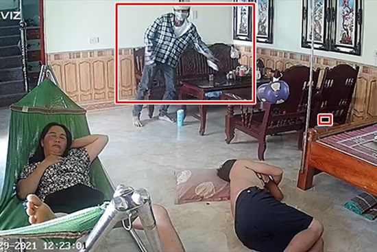 Mở cửa ngủ trưa, trộm lẻn vào nhà lấy đi 2 chiếc điện thoại