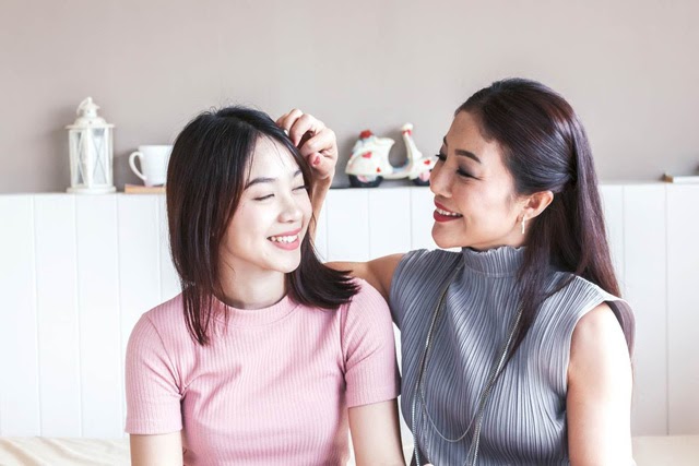 Con gái đi học liên tục báo bận không về, sốt ruột tôi lên thăm thì sững sờ nghe tiếng hát ru trong phòng-1