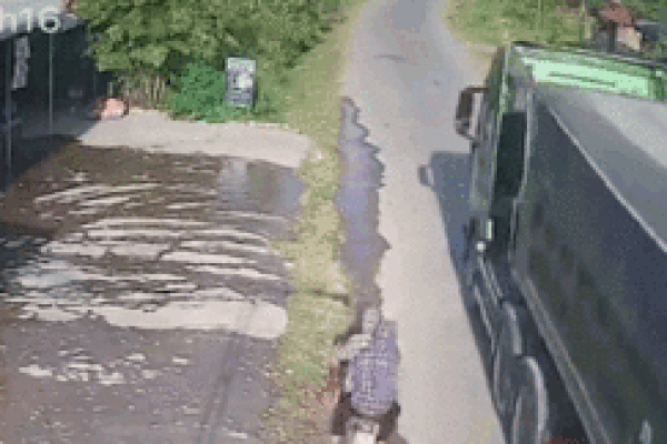 Ôtô vỡ đôi sau khi tông vào cột điện, tài xế thoát chết thần kỳ-1