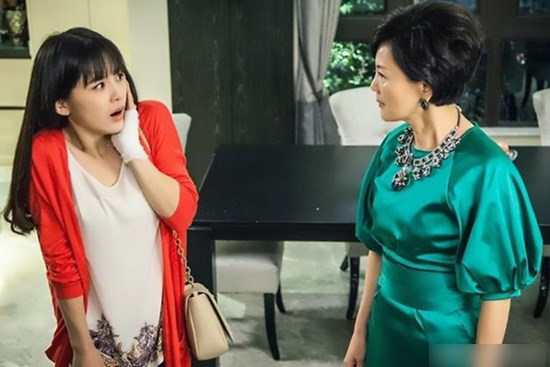 Con gái đi học liên tục báo bận không về, sốt ruột tôi lên thăm thì sững sờ nghe tiếng hát ru trong phòng