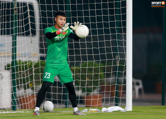 Tuyển thủ Việt Nam nào mặc số áo của Văn Lâm, Hùng Dũng khi đối đầu Indonesia?-1