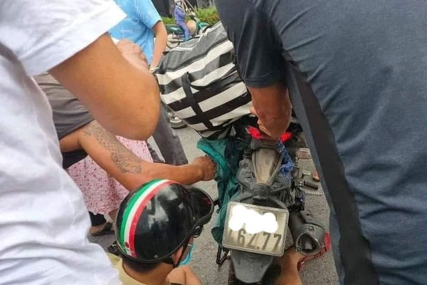 Cô gái gặp họa vì áo chống nắng khi đi xe máy, cả nhóm người xúm vào giải cứu-1