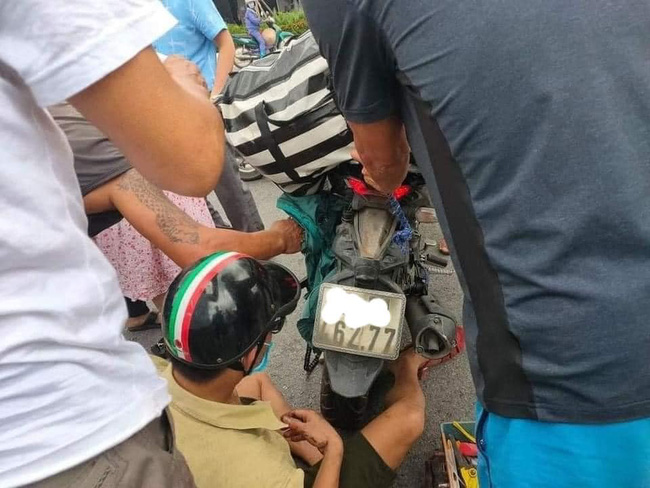 Mặc áo chống nắng đi xe máy, người phụ nữ mang bầu gặp tai nạn kinh hoàng: Lời cảnh tỉnh cho chị em mỗi khi ra đường vào mùa hè-1