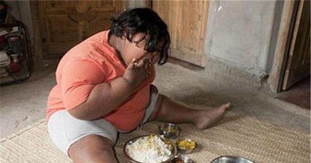 Cậu bé 1 tuổi nặng hơn 22kg, trung bình một ngày ăn 15 bữa, cuộc sống 6 năm sau khiến ai nấy giật mình-5