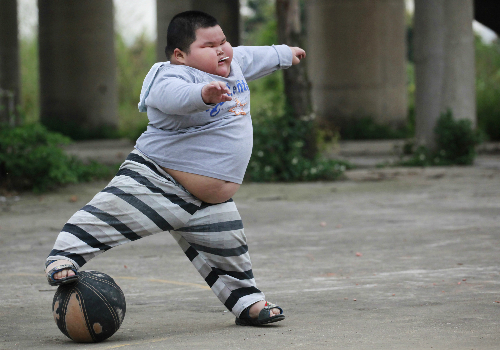 Cậu bé 1 tuổi nặng hơn 22kg, trung bình một ngày ăn 15 bữa, cuộc sống 6 năm sau khiến ai nấy giật mình-7