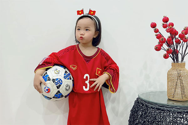 Sao Việt nhuộm đỏ Facebook trước giờ G đội tuyển Việt Nam gặp Indonesia: Jack và dàn mỹ nhân cực cuồng nhiệt, BB Trần hứa làm 1 việc lầy lội-13