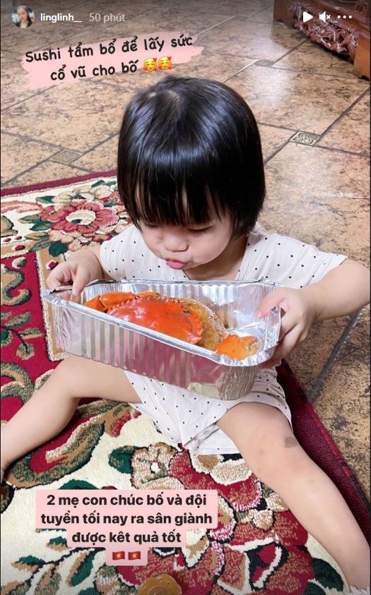 Con gái Quế Ngọc Hải siêu đáng yêu khi diện áo đấu cổ vũ ĐT Việt Nam-5