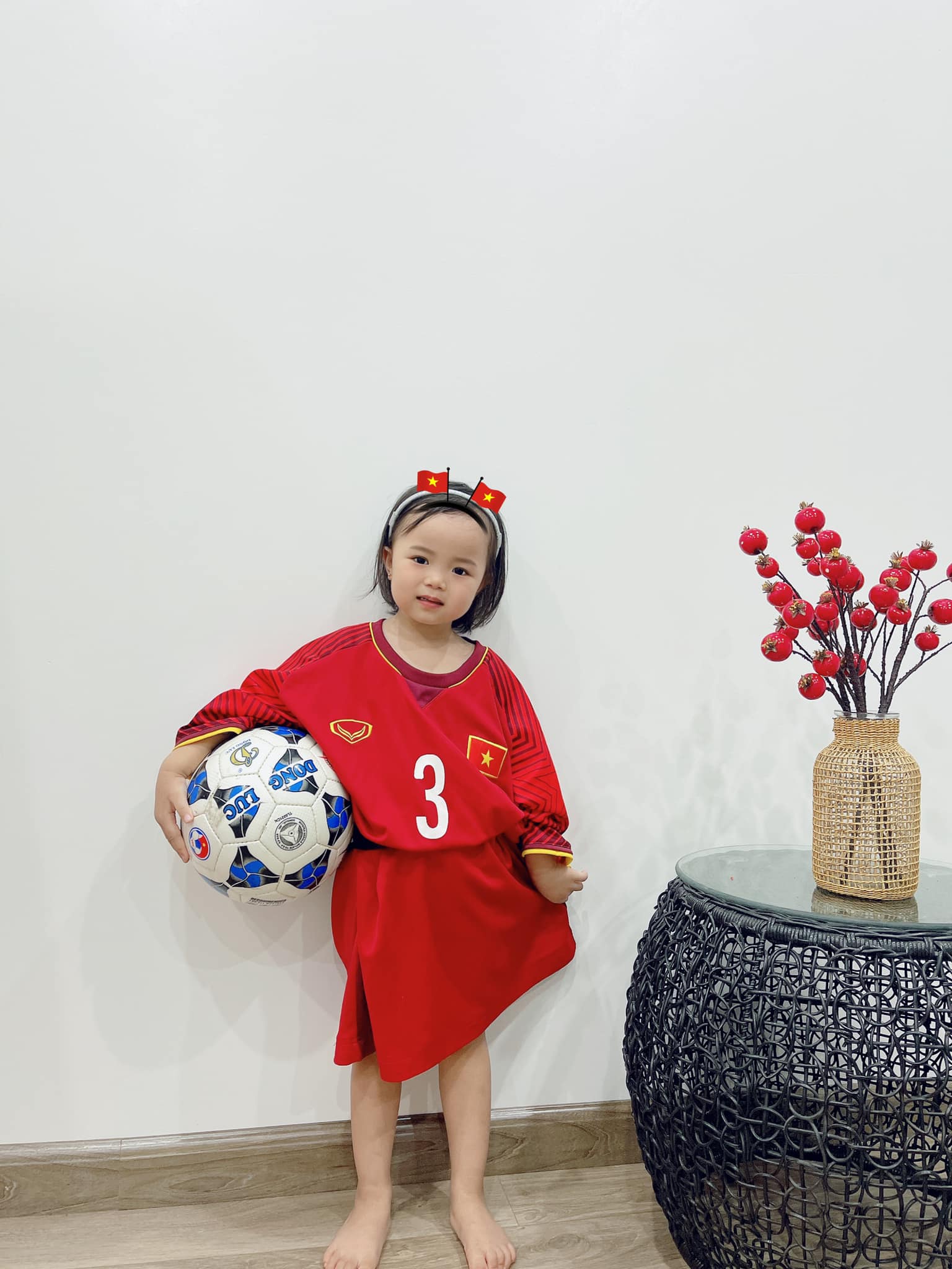 Con gái Quế Ngọc Hải siêu đáng yêu khi diện áo đấu cổ vũ ĐT Việt Nam-4