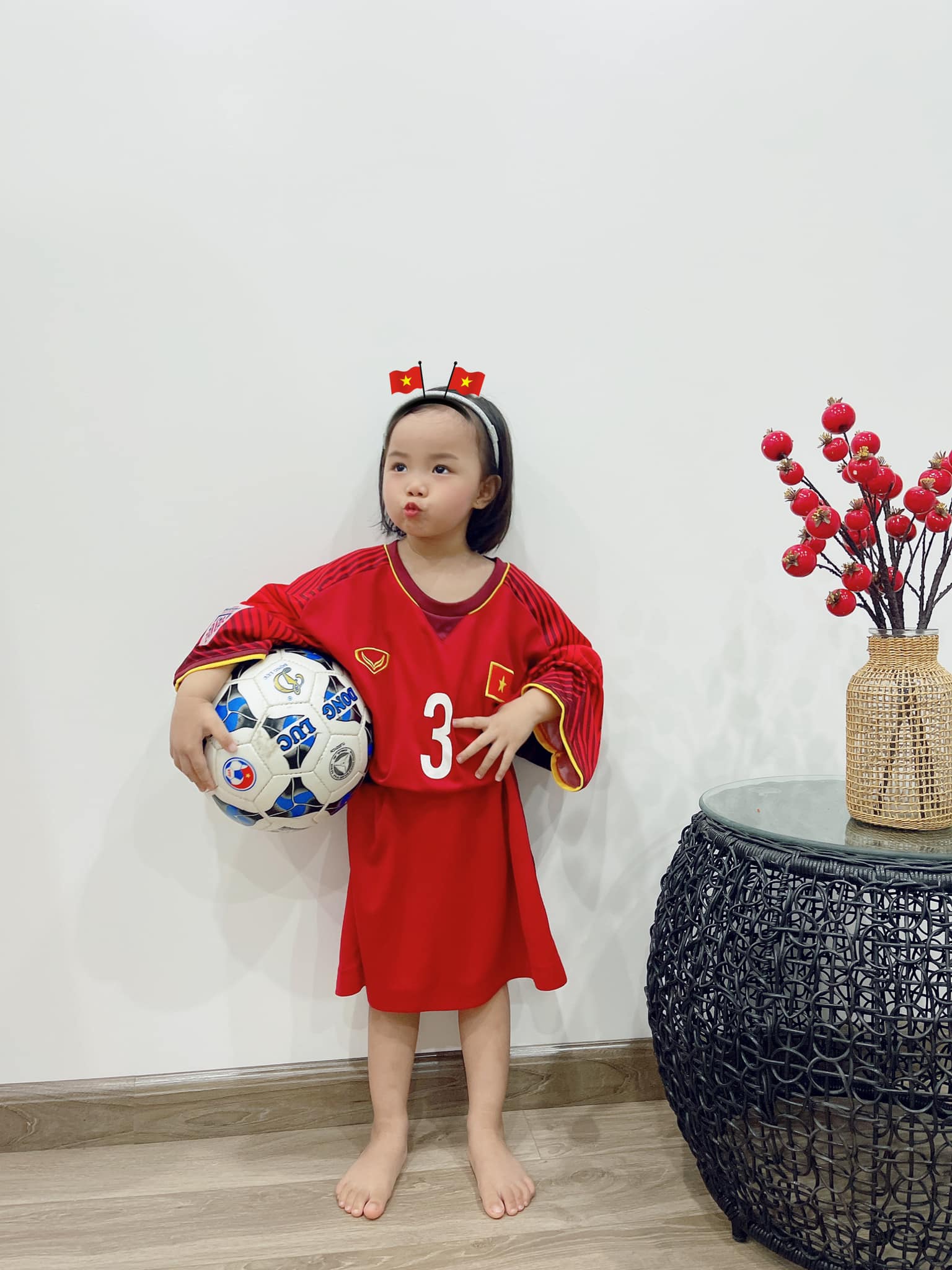 Con gái Quế Ngọc Hải siêu đáng yêu khi diện áo đấu cổ vũ ĐT Việt Nam-2