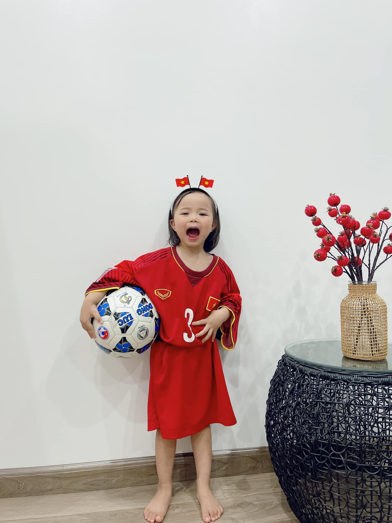 Con gái Quế Ngọc Hải siêu đáng yêu khi diện áo đấu cổ vũ ĐT Việt Nam-3