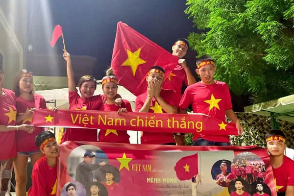 Duy Mạnh bóp cổ cầu thủ Indonesia sau pha phạm lỗi nguy hiểm với Tuấn Anh-15